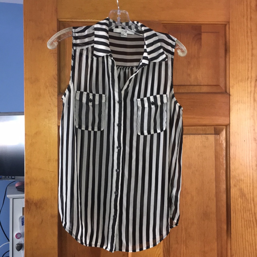 Forever 21 Sleeveless shirt size medium